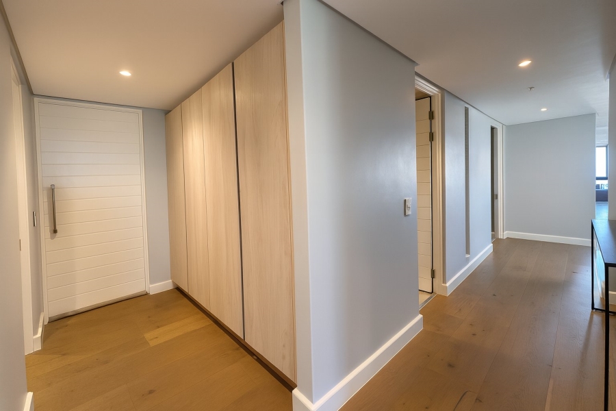 To Let 4 Bedroom Property for Rent in Green Point Western Cape